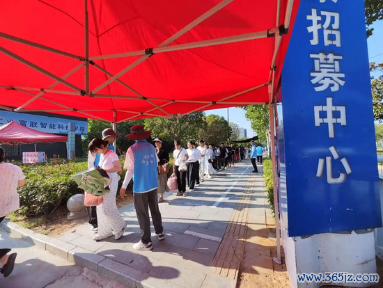 赌钱赚钱app郑州富士康求职的东说念主群再次排起长队-线上赌钱APP大全(中国)科技有限公司