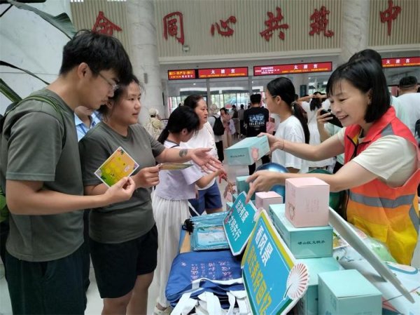 赌钱赚钱官方登录旅客在欢声笑语中强化文雅贯通；文雅倡议签名墙前-线上赌钱APP大全(中国)科技有限公司